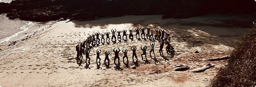 Groupe pratiquant le Qi Gong sur une plage