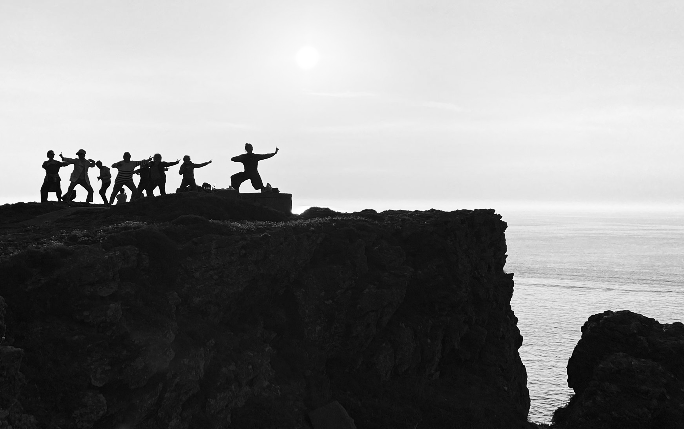 Pratique de Qi Gong en groupe face à la mer